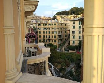 Victoria House Hostel - Genoa - Balcony