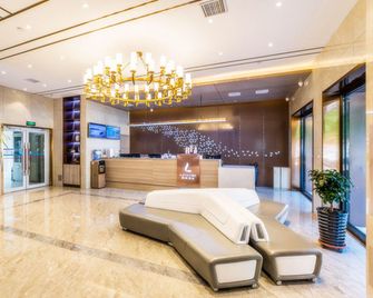 Lavande Hotel Chengde Mountain Resort Railway Station - Chengde - Lobby