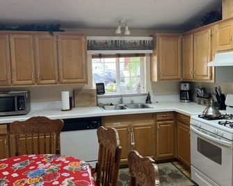 Charming Newer Cabin In Yosemite Sleeps 6 - Close To River and Pet Friendly - North Wawona - Kitchen