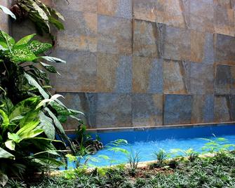 Sunlit Villa - Kandy - Pool