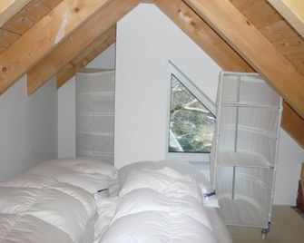 Hookipa, App. OG #390brLocation:brThe apartment is located on the upper floor of a modern 2-family house and is very individually furnished. The house is in the second row in quiet Alt-Westerland.brSize:br2-room apartment approx. 4 - Sylt - Schlafzimmer