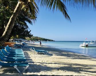 Located Among The Woods On A Country Road Leading West Bay Beach - West Bay - Playa
