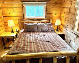Custom Built Log Cabin/Fully Stocked/1.5 Garage/Sleeps 7/ Utv Route - Black River Falls - Schlafzimmer