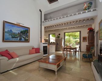 St Remy De Provence Nearby - Noves - Living room