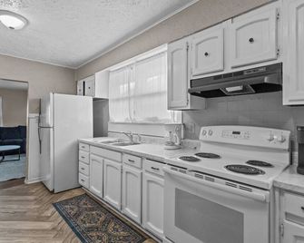 Charming, cozy 3 bed bungalow - Kokomo - Kitchen