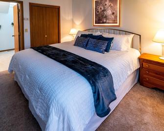 Perfect Location! Semi Private Pool, Walk to Golf, Resort, Paths! Dog Friendly! - Galena - Bedroom