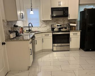 House of Treasure, a stylish property located 8 minute from Downtown Dallas. - Dallas - Kitchen