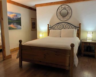 Large, Comfortable Condo Makes Perfect Basecamp - Taos Ski Valley - Bedroom