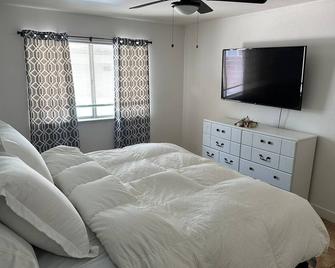 Charming 3-bedroom house with POOL and big BBQ yard - Las Vegas - Chambre