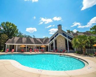 Great location! Beautiful and Gated 1B/1B Condo - Gainesville - Pool