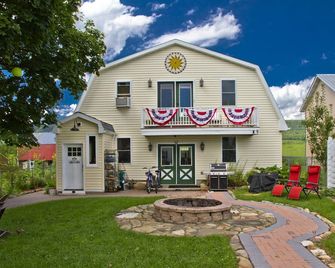 Lakeside Carriage House At Leaser Lake B And B -- Cozy, Comfortable, Country - Kempton - Building