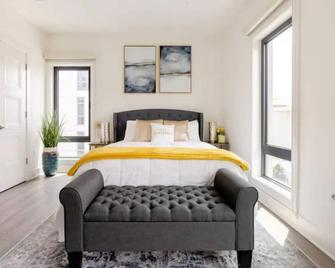 Ritzy Downtown Studio Apt/Free Parking - Newark - Bedroom