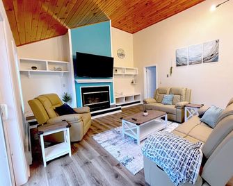 Spacious 4BR Home near Lake Winnesquam, Wooded Lot - Sanbornton - Sala de estar