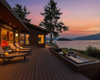 Island Luxury Oceanside Estate - Saanichton - Патіо