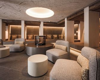 Excelsior Dolomites Life Resort - San Vigilio di Marebbe - Lounge
