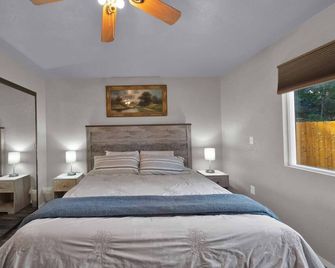 Cozy 3-bedroom cabin in beautiful Trinity Center with WiFi, AC - Trinity Center - Habitación