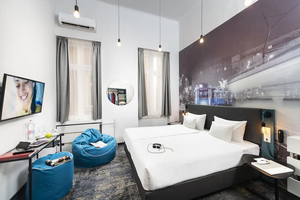 ثري كورنرز هوتل آنا