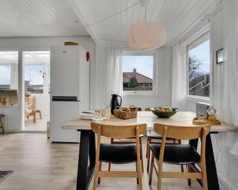 3 Bedroom Cozy Home In Farsø - Farsø - Restaurante
