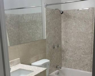 Budget Inn - Cambridge - Cambridge - Baño