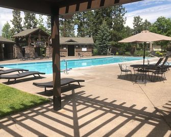 Paradise in The Parks on Westside with summer pool, bike trails and restaurants. - Bend - Pool