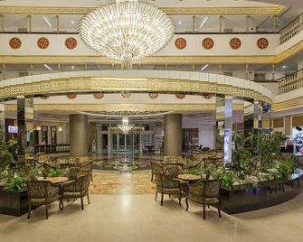 Side Crown Palace - Side - Lobby
