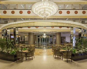 Side Crown Palace - Side - Lobby