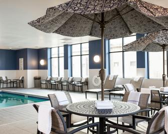Hampton Inn and Suites La Crosse Downtown - La Crosse - Piscina