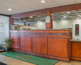 Quality Inn & Suites Detroit Metro Airport - Romulus - Front desk