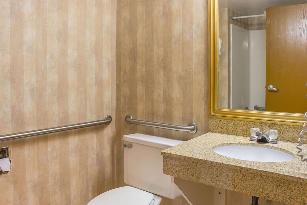 Quality Inn Suites Detroit Metro Airport 44 6 4 Romulus