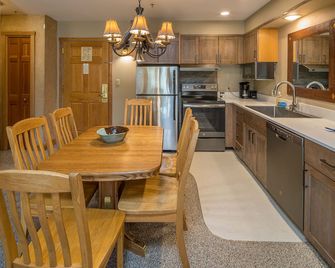 Ski in/out w/great views, amazing location, shared pool/hot tub, & fireplace - Shoshone Slopeside - Big Sky - Cocina