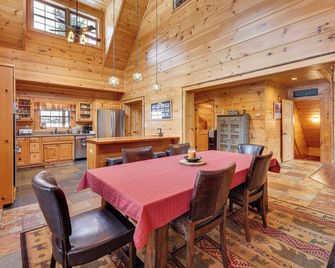 Hot Tub and Dock Waterfront Cabin in Old Forge! - Old Forge - Dining room
