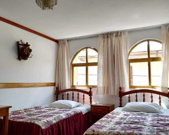 Hostal Turístico Alborada - Canta - Habitación