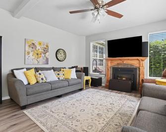 Spacious Downtown Eagle Retreat Perfect for Groups - Eagle - Living room