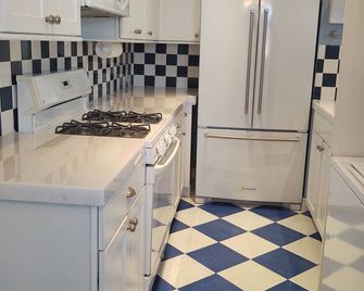 Newport Beach Cottage Steps from Sand of the Ocean and Bay - Newport Beach - Cocina