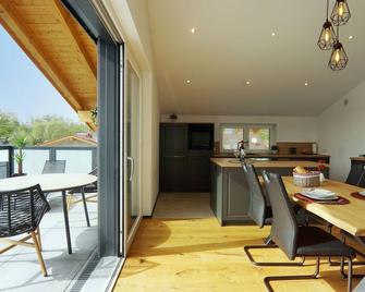 'Penthouse Suite' mit Whirlpool Romantik und Privatsphäre - Rosenheim - Salle à manger