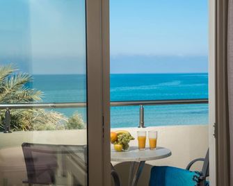 Malliotakis Beach Hotel by Checkin - סטאליס - מרפסת