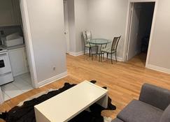 lovely 1 bedroom apartment in a quiet neighborhood. - Montreal - Dining room