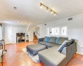 4 Mi to Dtwn: Home w/ Deck & Yard in Wilson - Wilson - Living room