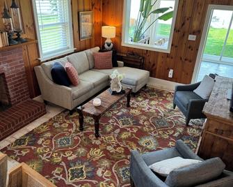 Charming 3-bedroom house in Deltaville with Stunning Views and Beautiful garden! - Deltaville - Living room