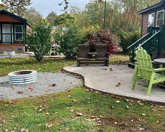Cabin 4 - Stay like royalty. Sit on your concrete patio overlooking the beautiful Youghiogheny River. - Connellsville - Patio