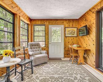 Clifton Township Home W/ Deck & Heated Sunroom! - Gouldsboro - Living room