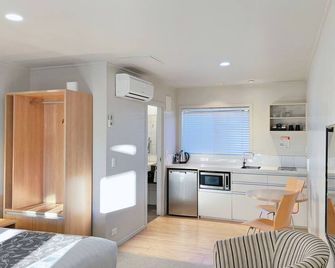 Anchorage Motel Apartments - טה אנאו - מטבח