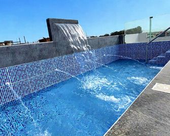 Miel de Luna - Cerro Azul - Piscina