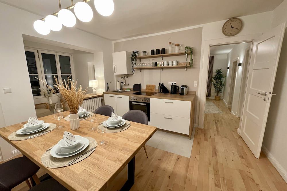 Schwabing apartment with kitchen, conservatory and rain shower in the heart of Munich - Múnich - Comedor