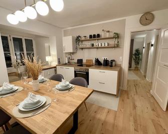 Schwabing apartment with kitchen, conservatory and rain shower in the heart of Munich - Munic - Menjador