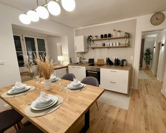 Schwabing apartment with kitchen, conservatory and rain shower in the heart of Munich - Múnich - Comedor