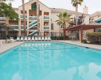 Comfort and Convenience! Free Onsite Parking, Pets Allowed, Free Breakfast - San Bruno - Басейн