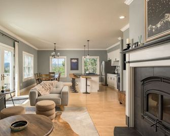 Luxe 4br Mtn Retreat With Stunning Views Near Ski Andhikes - Central City - Sala de estar