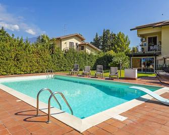 Casa Vacanza Villa Romano - Nicolosi - Pileta