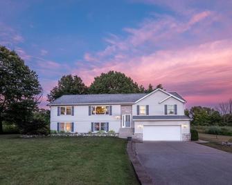 Lake Mi Getaway w/hot tub - Relax on 2 acres-plenty of space to unwind - Bridgman - Edificio
